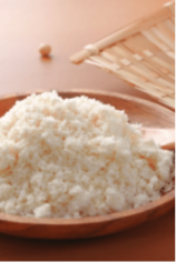 木のお皿に乗っているおから