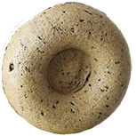 茶色い生地に黒ごまが練り込まれたドーナツ。