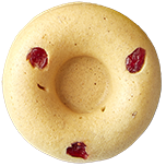 ドライクランベリーが３つトッピングされたドーナツ