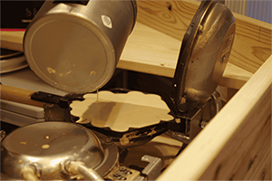 ワッフルを作っている様子。ワッフルの生地が焼き機に流し込まれている。