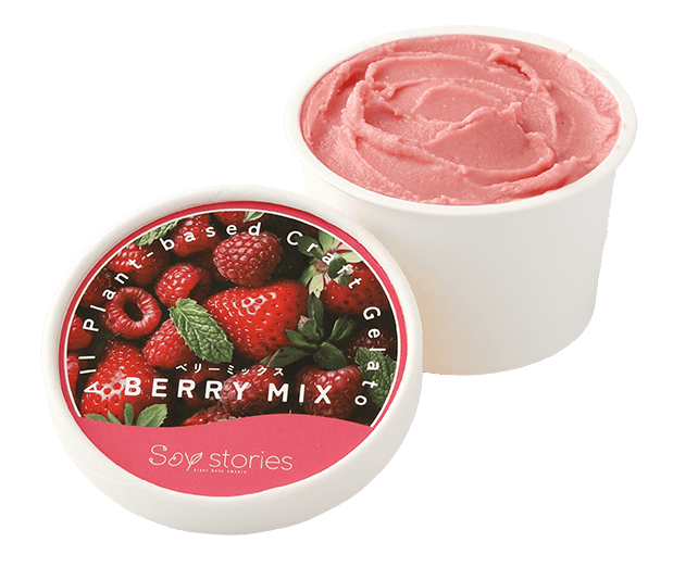 白い紙のカップにピンク色のアイスクリームが入っている。その横には、ベリーの写真と商品名が印刷されたカップアイスの蓋が置かれている。