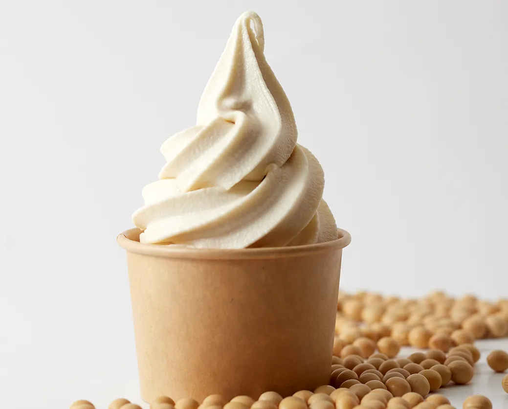 茶色の紙カップに巻かれた白いソフトクリーム。