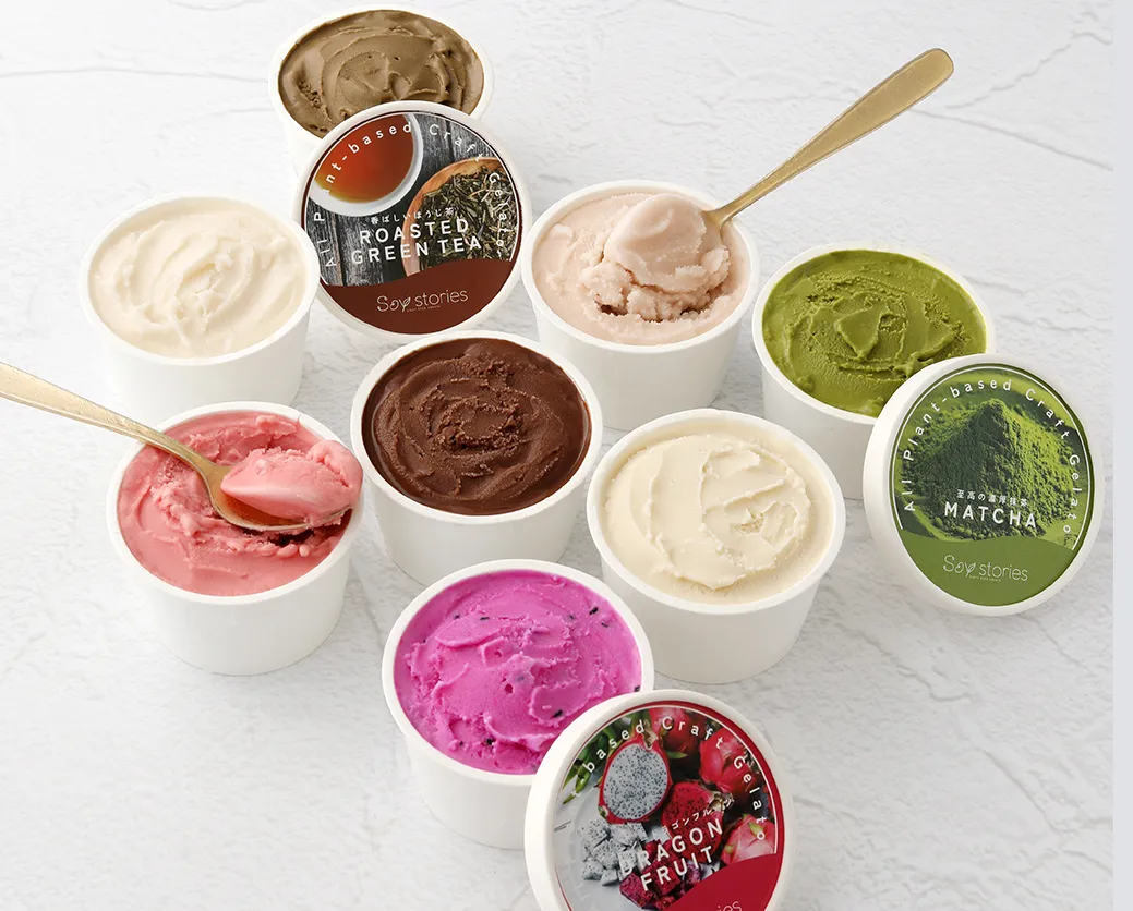 紙カップに入った色とりどりのアイスクリームが８個が不規則的に並んでいる。