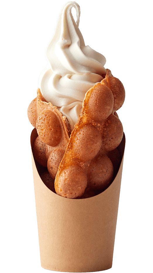 大きいサイズのワッフルソフト。きつね色に焼かれたバブルワッフルが軽く丸められており、その間に白いソフトクリームが高く巻かれている。