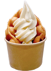 普通サイズのワッフルソフト。大きいサイズのワッフルソフト。きつね色に焼かれたバブルワッフルが軽く丸められており、その間に白いソフトクリームが巻かれている。